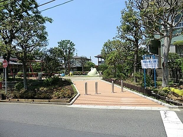 寺尾台第三公園まで161m、(旧 生田馬場谷公園)、住宅街の比較的広めな公園です。アプローチは整備されて明るい公園です。