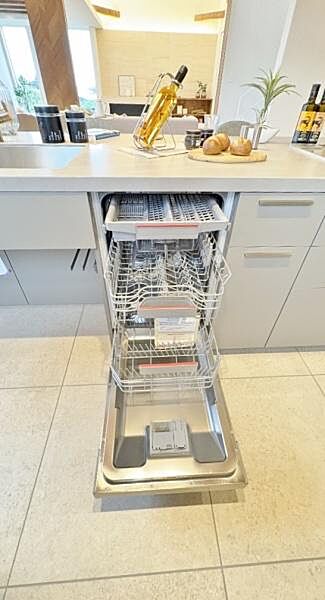 《食器洗い乾燥機》■食事後もゆっくり過ごせる食器洗い乾燥機を設置。手洗いよりもキレイに洗え、節水にもなります。