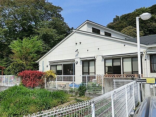 エミールの森ひよこ保育園まで216m、開園時間　平日7時から20時　土曜日8時30分から16時30分　休園日　日曜、祝祭日   2ヶ月から就学前　給食有