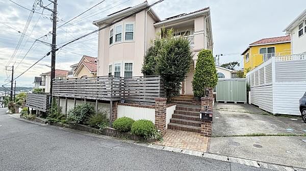 《外観》　青空の下、洗練されたデザインが輝く住まい。新しい暮らしを始めるのにふさわしい、光と風が心地よい空間です。