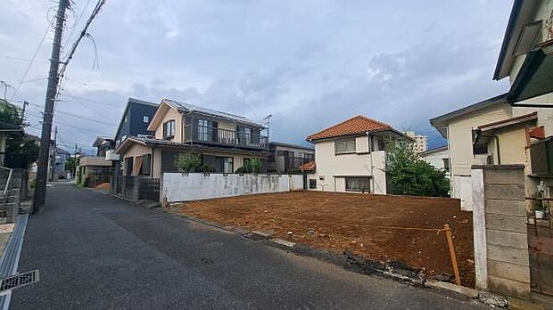 《外観》 一戸建ての多いエリア、静かで落ち着いた雰囲気。シンプルで美しいフォルム空気までクリーンになるような佇まい。心地よいライフスタイルが実現できるそんな予感。