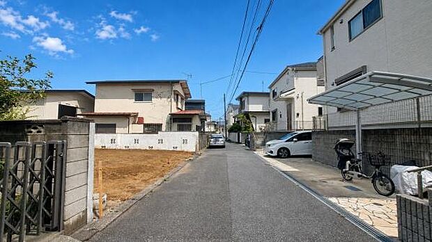 前面道路は幅員4.5m以上とれており、道路と敷地はフラットな開放感のあるロケーションです。