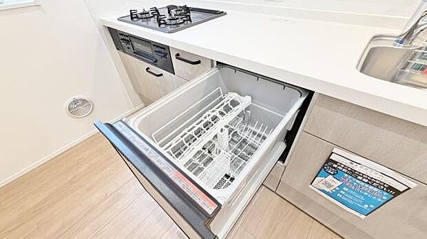《食器洗い乾燥機》■食事後もゆっくり過ごせる食器洗い乾燥機を設置。手洗いよりもキレイに洗え、節水にもなります。