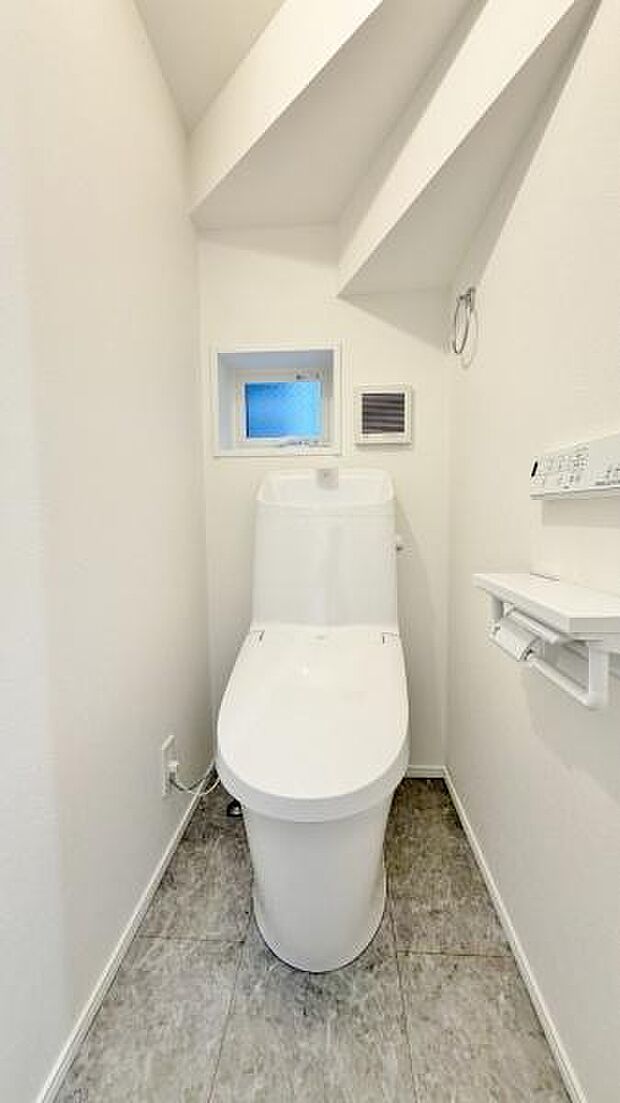《トイレ》　■トイレは明るい空間で清潔感があります。