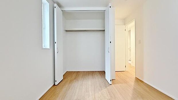 《洋室》　■机とべットを入れても十分な広さ。。お子様の勉強部屋に。グングンと成績ＵＰの予感が。