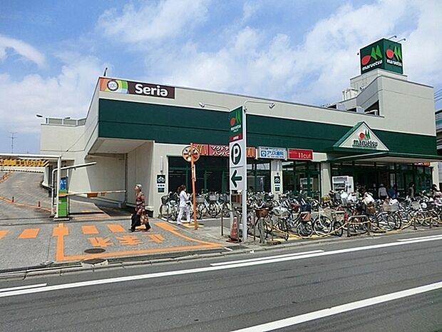 マルエツ出来野店まで560m、高品質のＰＢ商品や豊富なお惣菜、新鮮な生鮮食品も魅力のスーパー。
