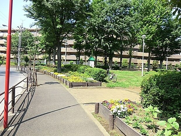 野川第3公園まで858m、幼児向け複合遊具・複合アスレチック遊具・水飲み、手洗い場・ベンチがあります。柵が無いので子供の飛び出しには注意が必要。