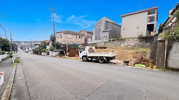 《前面道路》 ■「空」×「光」×「風」。開放感を具現化したような現地は、まさに「永住の地」としての選択肢です。