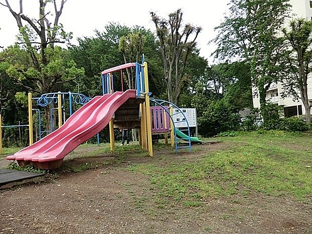 遺跡公園まで193m、住宅街にあり静かな公園です。昭和38年に作られた遊具は古いけど、自治会によって綺麗にされています。