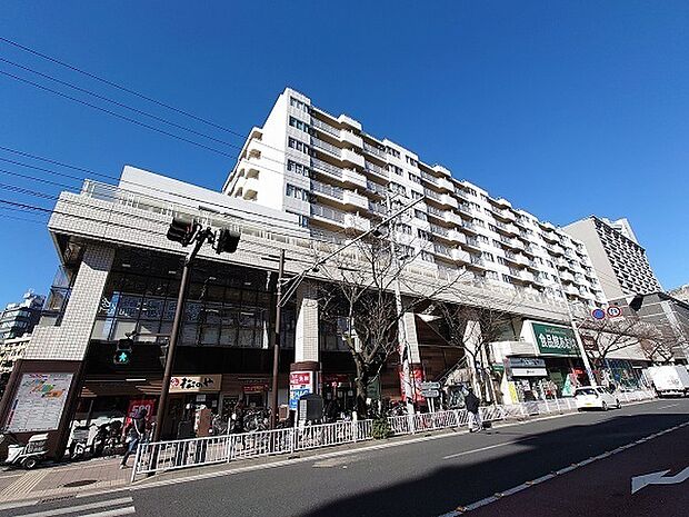 食品館あおば野毛店まで880m、桜木町駅前の商業ビル「ちぇるる野毛」の地下1階にある、食品専門スーパー。新鮮で高品質な食材が豊富に揃っています。