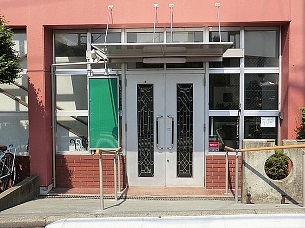 横浜愛隣幼稚園まで240m、キリスト教精神に基づいた保育・遊びを通して、子どもたちが互いに「育ち合う」機会をとても大切にしています。
