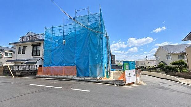 《前面道路》 ■「空」×「光」×「風」。開放感を具現化したような現地は、まさに「永住の地」としての選択肢です。
