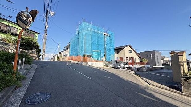 《前面道路》 ■落ち着いた住環境です。