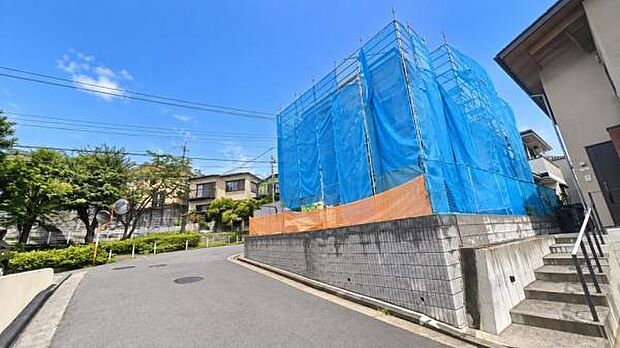 《外観》 ■青空の下、洗練されたデザインが輝く住まい。新しい暮らしを始めるのにふさわしい、光と風が心地よい空間です。