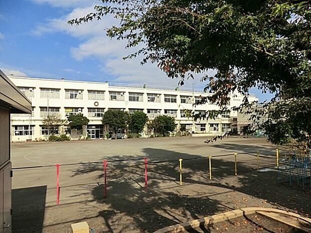 横浜市立日吉台小学校まで739m、学校教育目標は「みずから生きる ともに生きる 日吉台の子」です。