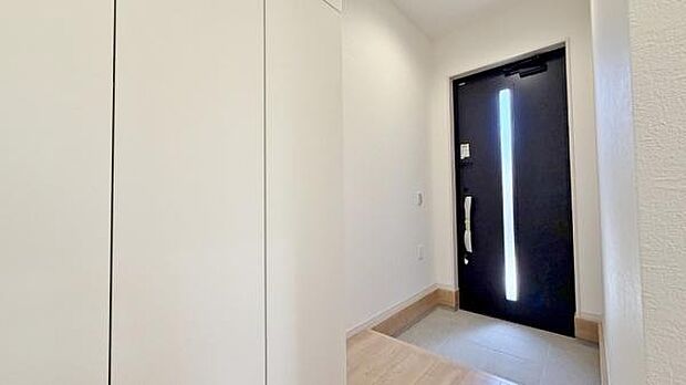 《玄関》 玄関を開けると、エントランスホールがお出迎え!!天井までつながるシューズボックスは収納力が良好なため、玄関の整理整頓も容易にできます♪