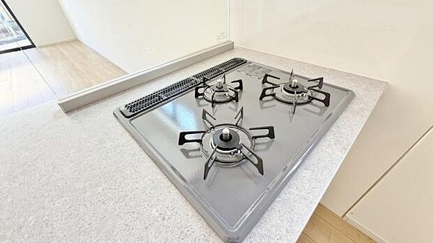 《三口ガスコンロ》 ■3つの炎が奏でる、心地よい暮らし。ビルトインガスコンロとグリルで、本格的な料理も思いのまま。明るく広々としたキッチンで、新しい日常を。