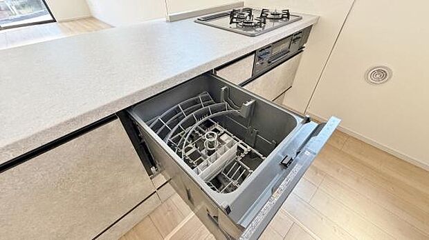 《食器洗い乾燥機》■食事後もゆっくり過ごせる食器洗い乾燥機を設置。手洗いよりもキレイに洗え、節水にもなります。