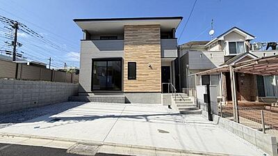 外観：《外観》　■機能性とデザイン性を兼ねそろえた理想の住まい。美しい外観やくつろぎの室内空間にふさわしい素材・形・色彩、上質感に満ちております。