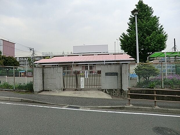 上郷保育園まで970m、受入月齢1歳から 平日8:30~16:30 土7:30~16:30