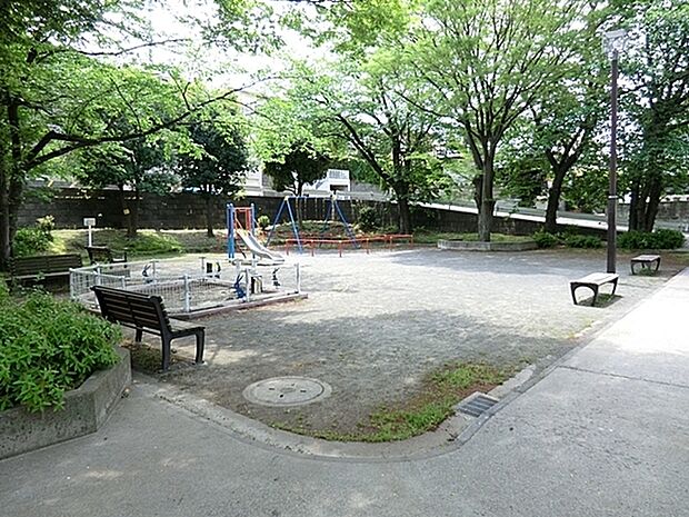 尾月第一公園まで172m、遊具の広場とダスト広場の2段に分かれています。広場とブランコや砂場があります。