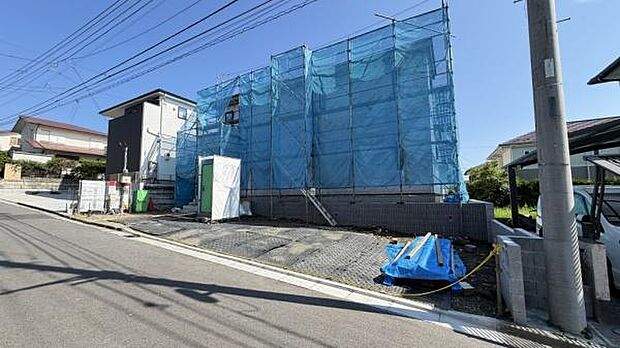 《外観》 ■青空の下、洗練されたデザインが輝く住まい。新しい暮らしを始めるのにふさわしい、光と風が心地よい空間です。