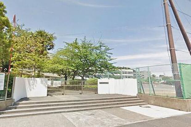 横浜市立釜利谷東小学校まで823m