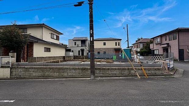 《前面道路》 ■道路と敷地はフラットな地形です。