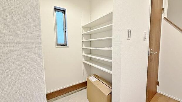 《玄関収納》 ■大容量の玄関収納。可動棚で対応できるので玄関はすっきり片付きます。