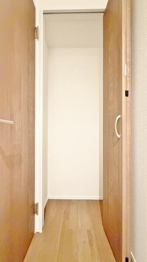 《収納》 ■室内をいつもすっきり保てる、収納力のあるクローゼット。ハンガーパイプと棚板で衣類の整理整頓がしやすく、日々の暮らしをスマートにサポート。