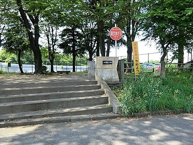 小園南公園まで1140m、住宅街の十分な広さの公園です。公園の設備には水飲み・手洗い場があります。