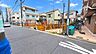 その他：《前面道路》　道路と敷地はフラットな地形です。