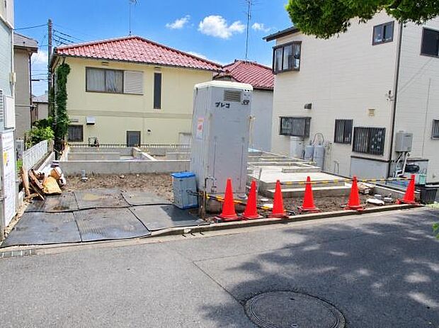 《外観》　一戸建ての多いエリア、静かで落ち着いた雰囲気。シンプルで美しいフォルム空気までクリーンになるような佇まい。心地よいライフスタイルが実現できるそんな予感。