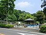 周辺：王禅寺ふるさと公園まで1304m、多目的広場、芝生広場、遠見の広場、多摩川をイメージした流れ、自然林を生かした散策道、富士山を眺望できる展望広場等がある。