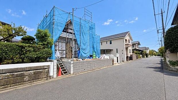 《外観》　一戸建ての多いエリア、静かで落ち着いた雰囲気。シンプルで美しいフォルム空気までクリーンになるような佇まい。心地よいライフスタイルが実現できるそんな予感。