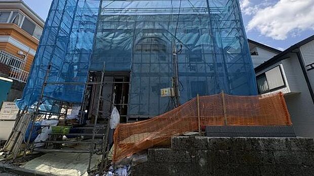 《前面道路》　■「空」×「光」×「風」。開放感を具現化したような現地は、まさに「永住の地」としての選択肢です。
