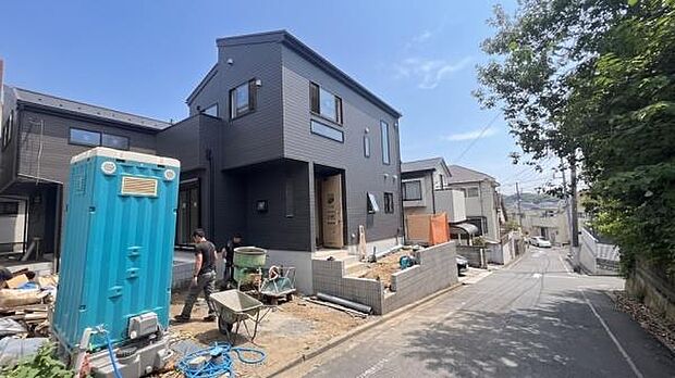 宅地と道路との高低差がなく敷地の間口が広くとれておりますので堂々とした佇まいのお住まいです！前面道路は公道ですが交通量が限られるため、小さなお子様にも優しい住環境です♪