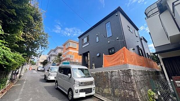 《外観》　豊かな光が照らすこの場所は、たわいもない会話を楽しみ、ゆったりとした時間を過ごす場所。家族の日常が刻まれる大切な空間です。