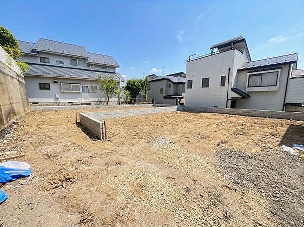 《前面道路》　■「空」×「光」×「風」。開放感を具現化したような現地は、まさに「永住の地」としての選択肢です。