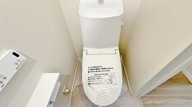 《トイレ》 清潔感のある落ち着いたトイレ。