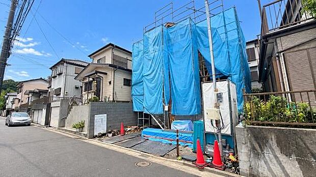 《外観》　一戸建ての多いエリア、静かで落ち着いた雰囲気。シンプルで美しいフォルム空気までクリーンになるような佇まい。心地よいライフスタイルが実現できるそんな予感。