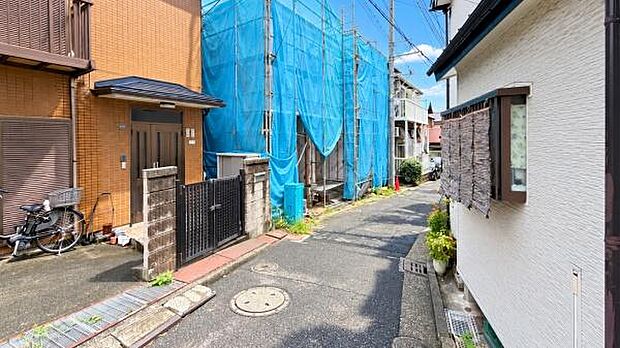 宅地と道路との高低差がなく敷地の間口が広くとれておりますので堂々とした佇まいのお住まいです!前面道路は公道ですが交通量が限られるため、小さなお子様にも優しい住環境です♪