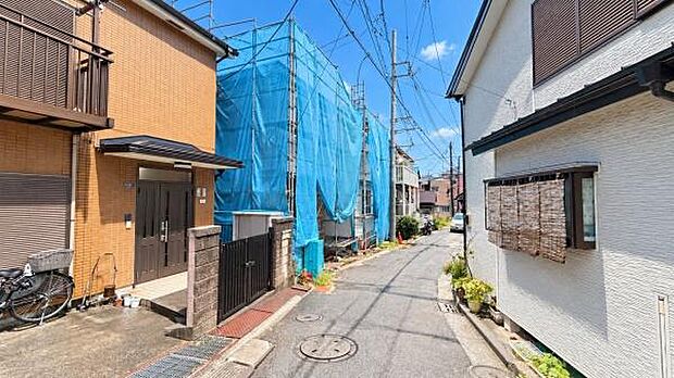 宅地と道路との高低差がなく敷地の間口が広くとれておりますので堂々とした佇まいのお住まいです。前面道路は公道ですが交通量が限られるため、小さなお子様にも優しい住環境です。