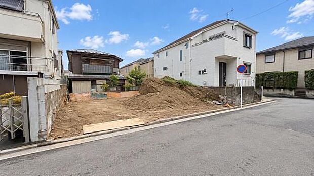 《外観》　一戸建ての多いエリア、静かで落ち着いた雰囲気。シンプルで美しいフォルム空気までクリーンになるような佇まい。心地よいライフスタイルが実現できるそんな予感。