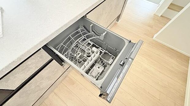 《食器洗い乾燥機》■食事後もゆっくり過ごせる食器洗い乾燥機を設置。手洗いよりもキレイに洗え、節水にもなります。
