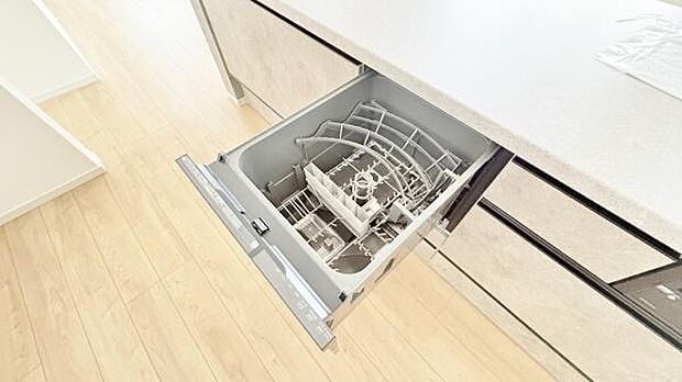 《食器洗い乾燥機》■食事後もゆっくり過ごせる食器洗い乾燥機を設置。手洗いよりもキレイに洗え、節水にもなります。
