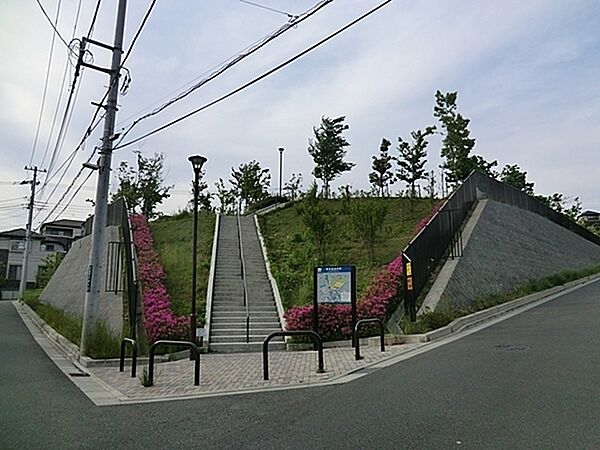 万福寺もりの丘公園まで1192m、子どもが走り回るには十分な広さの公園です。遊び場にはスプリング遊具・スイング遊具、砂場、すべり台があります。