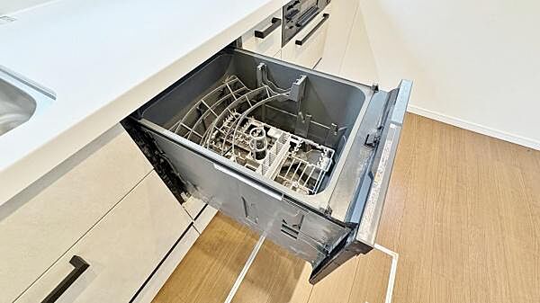 ビルトインのタイプの食器洗乾燥機を標準装備。家事の中でも苦手と言われる食器洗いを強力にサポートしてくれるばかりか、節水の面で家計にも優しい住宅設備です。