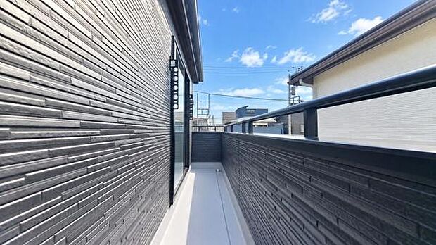 《バルコニー》 ■「青い空」と「白い雲」、「気分が晴れる場所」がここにあります。