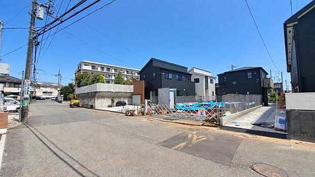 《前面道路》 ■落ち着いた住環境です。前面道路も広いので駐車も楽々です。